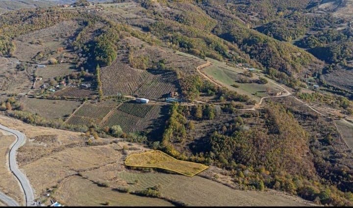 Tokë 1 hektar me qasje në asfalt dhe prrockë në Marec photo 4